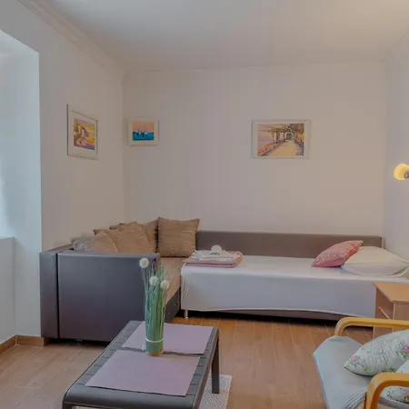 Fain - Private Parking Apartment