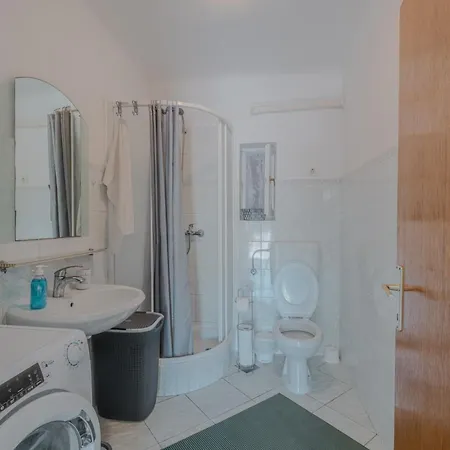 Fain - Private Parking Apartment